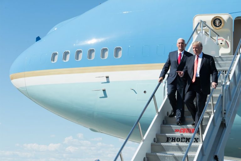 Langkah Keamanan Tak Terduga: Trump Ganti Pesawat di Inggris