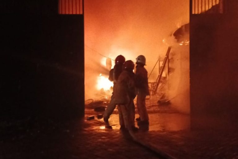 Kebakaran besar melanda dua gudang mebel di Benowo, Surabaya. Api dipadamkan setelah DPKP mengerahkan 20 armada dan lima tim rescue. Foro: Dok. DPKP Surabaya