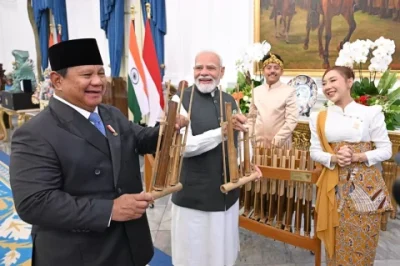 momen-prabowo-beri-angklung-ke-presiden-narendra-modi-jadi-bukti-simbol-persahabatan-nym
